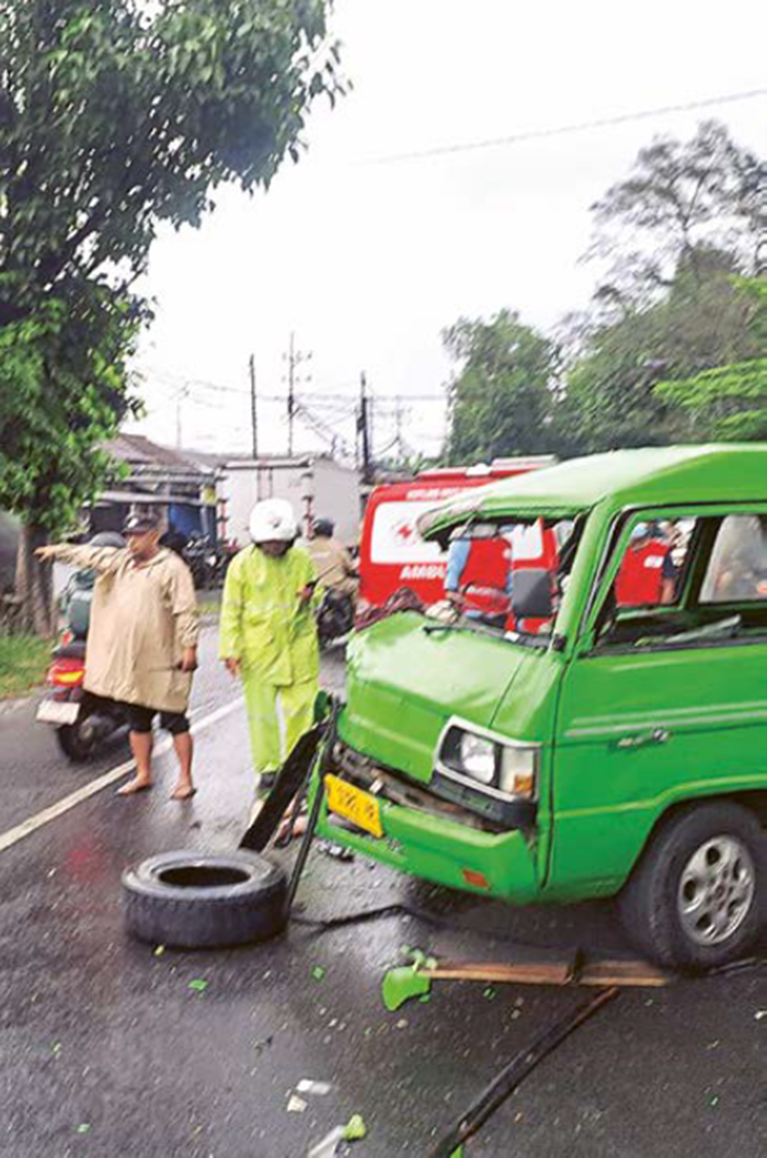 KASUS KETIGA: Angkudes jalur Malang-Blitar terlibat kecelakaan di Jalan Raya Sonotengah, Desa Kebonagung, Kecamatan Pakisaji, Selasa sore (9/12).