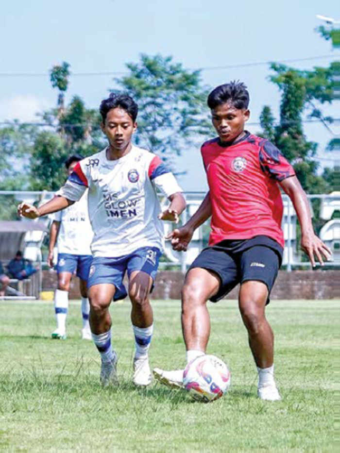 AKTIF BERLAGA: Gelandang muda Aswin (kiri) jadi salah satu pemain muda Arema FC yang aktif berlaga di ajang Elite Pro Academy bersama Arema FC U-20.