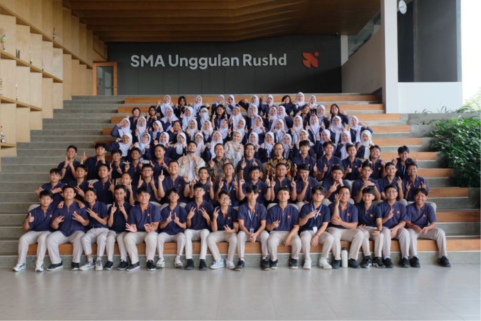 Keterangan foto: Salah satu angkatan siswa SMA Unggulan Rushd berfoto bersama jajaran manajemen, Achmad Zaky dan Bintang Tamu