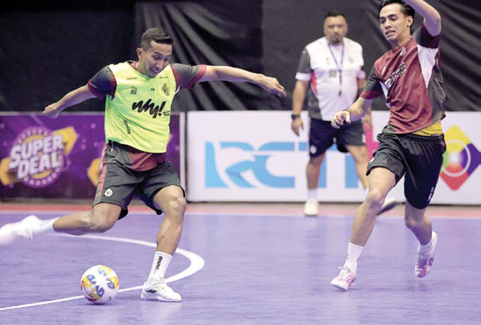 GALANG DONASI: Ikhsani Fajar (kiri) berusaha melepaskan umpan dalam sesi latihan di GOR Ken Arok Malang, beberapa waktu lalu.