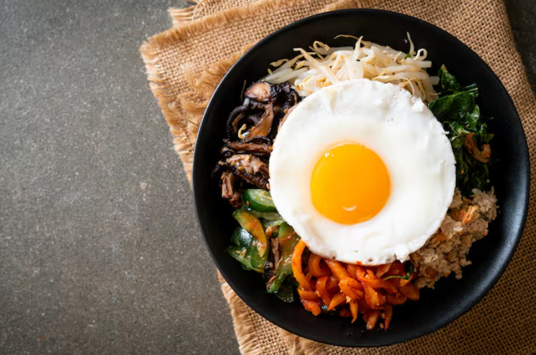 BIBIMBAP: Bibimbap, kuliner asli Korea yang memadukan nasi hangat, aneka sayuran, dan protein dengan saus gochujang