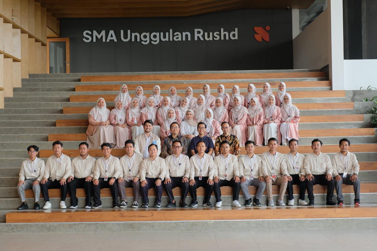 Keterangan foto: Jajaran manajemen, kepala sekolah dan guru di SMA Unggulan Rushd