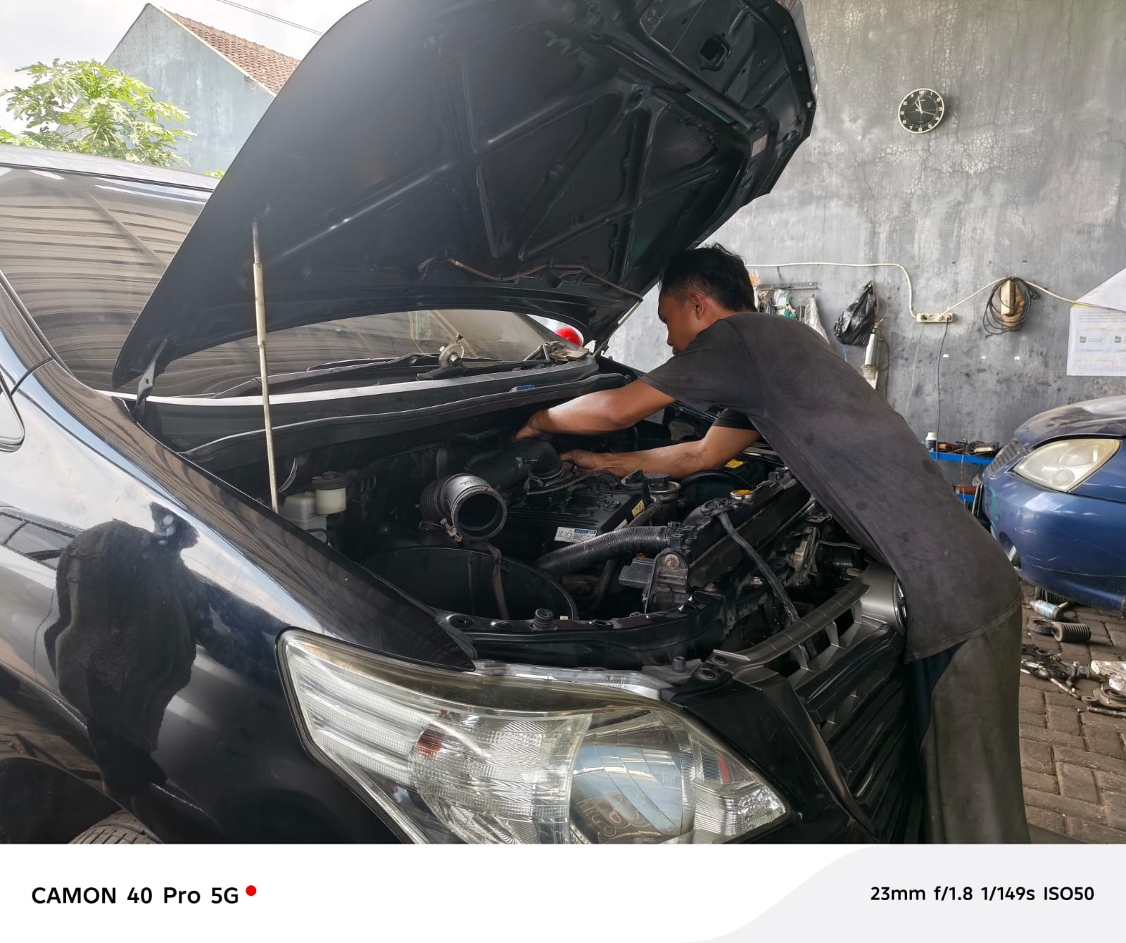 Mekanik Spesial Suzuki Teknologi Kecamatan Kedungkandang mengecek mesin mobil dengan keluhan mbrebet beberapa waktu lalu. (Nahdiatul Affandiah/Radar Malang)