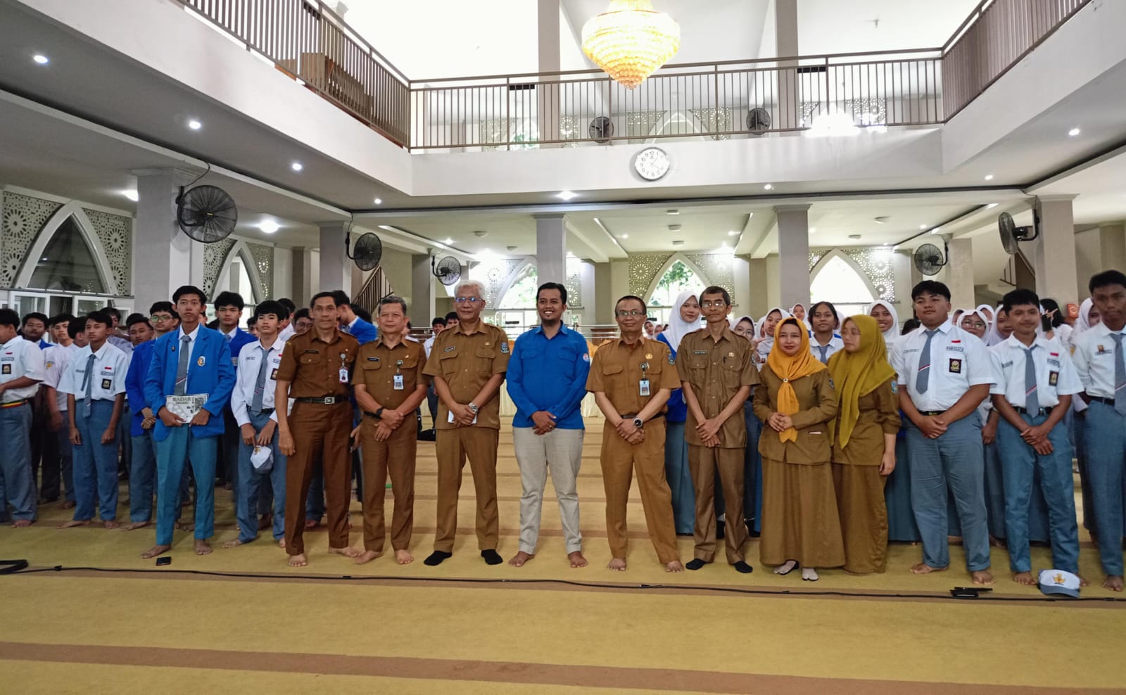 PEDULI GENERASI MUDA: 300 Siswa SMKN 1 Malang Belajar Etika Bermedia Sosial bersama tim Jawa Pos Radar Malang (8/12).