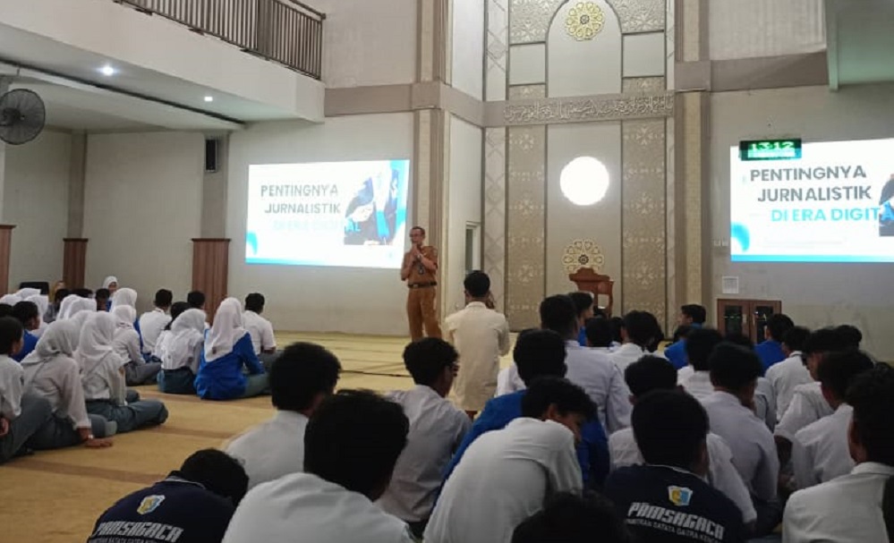 ANTUSIAS: Kepala SMKN 1 Malang Andri Kusdarmanto MPd (berdiri) menjelaskan pentingnya acara ini kepada siswa SMKN 1 Kota Malang, sebagai bagian mencegah efek negatif penggunaan media sosial.