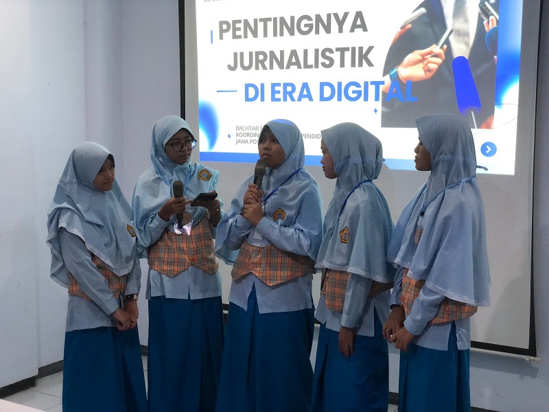 FOKUS : Siswi SMP Insan Amanah Malang praktek menjadi wartawan secara langsung di Kantor Jawa Pos Radar Malang.