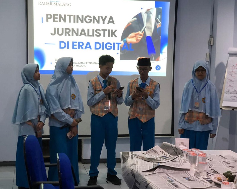 BERANI TAMPIL : Kelompok yang digawangi Fahreza Danendra Alghifari (tengah) mempresentasikan hasil wawancaranya, kemarin (9/12)