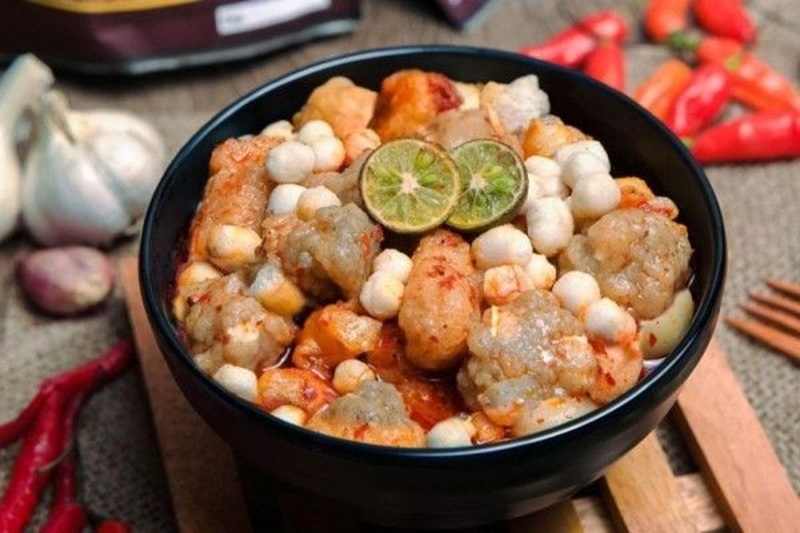 HANGAT: Semangkuk baso aci kenyal, pedas, dan menghangatkan.