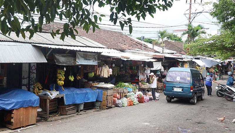 MENUNGGU PERBAIKAN: Pedagang di Pasar Blimbing berjualan seperti biasanya meski lapak butuh perhatian.