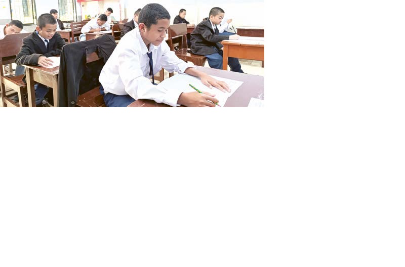 FOKUS: Siswa MA Muhammadiyah 2 Malang berkonsentrasi dan berusaha menyelesaikan soal ujian dengan sebaik mungkin.