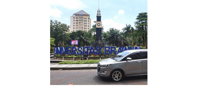 PERAN KAMPUS: Kendaraan melintasi tugu Universitas Brawijaya kemarin (10/12). Jumlah mahasiswa di Kota Malang mencapai ratusan ribu jiwa, sehingga turut menyumbang risiko banjir.