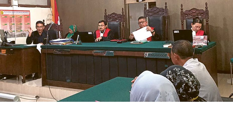 BABAK BARU: Majelis hakim memeriksa berkas penggugat dalam sidang gugatan jalan tembus Griyashanta di PN Malang, Selasa (9/12).