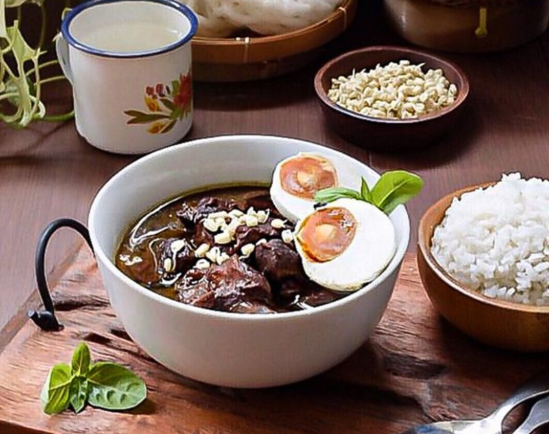 LEZAT: seporsi rawon dengan kuah hitam pekat, lengkap dengan telur asin