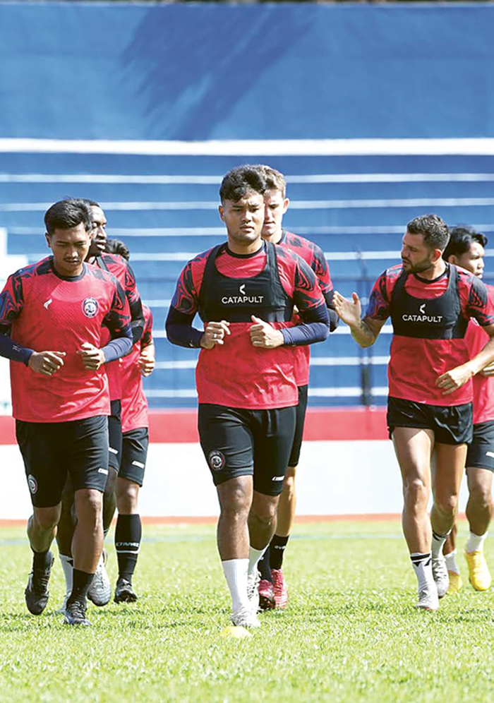 HARUS KERJA KERAS: Para pemain Singo Edan jogging sebelum memulai latihan di Stadion Gajayana, kemarin.