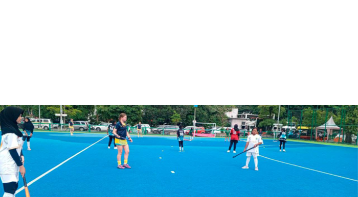 BERPRESTASI: Atlet Hockey Kota Malang bertanding dalam ajang Surabaya City Trophy 2025 di Lapangan Hockey Dharmawangsa, Surabaya, pada Rabu lalu (10/12).