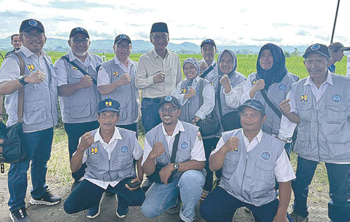 BERI APRESIASI: Menteri PU Doddy Hanggodo (belakang, empat dari kiri) foto bersama setelah meninjau Saluran Irigasi Molek di Kepanjen, November lalu.