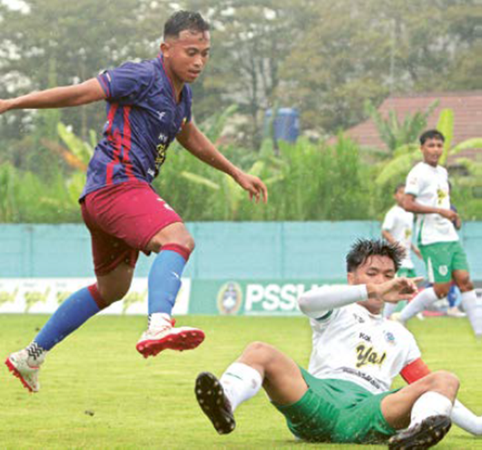 BERJUANG SAMPAI AKHIR: Pemain Persema Malang berusaha menghindari tekel penggawa Triple