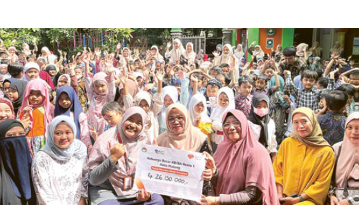 ANTUSIAS: Siswa dan guru KB/BA Restu 1 Malang bersemangat menyalurkan donasi kepada korban banjir di Sumatera dan Aceh.