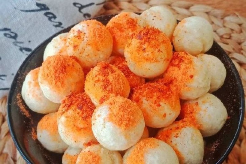 KENYAL! Cimol hangat dengan taburan bumbu gurih pedas yang langsung bikin sulit berhenti makan.
