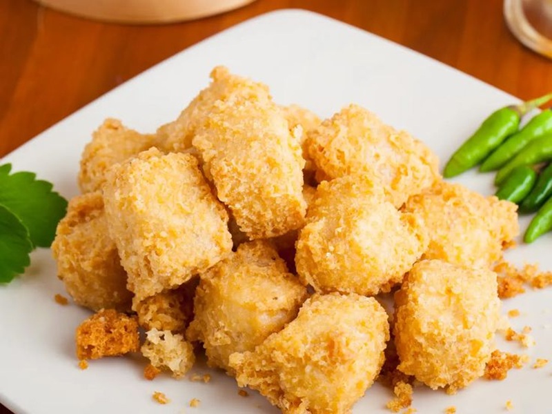 CRISPY: Tahu renyah luar lembut dalam, pas jadi camilan segala suasana.