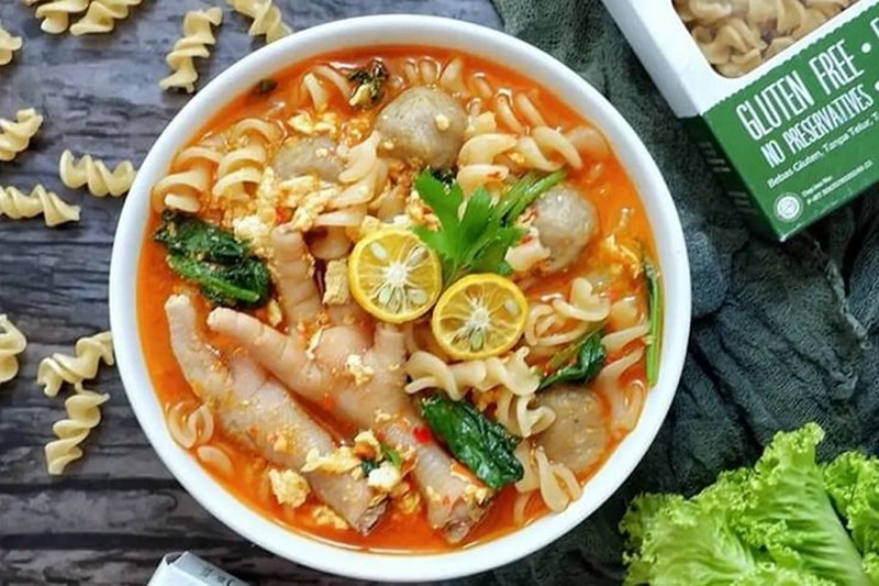 PEDAS NIKMAT: Seblak panas dengan topping melimpah, kuah gurih pedas, dan aroma yang langsung bikin lapar.