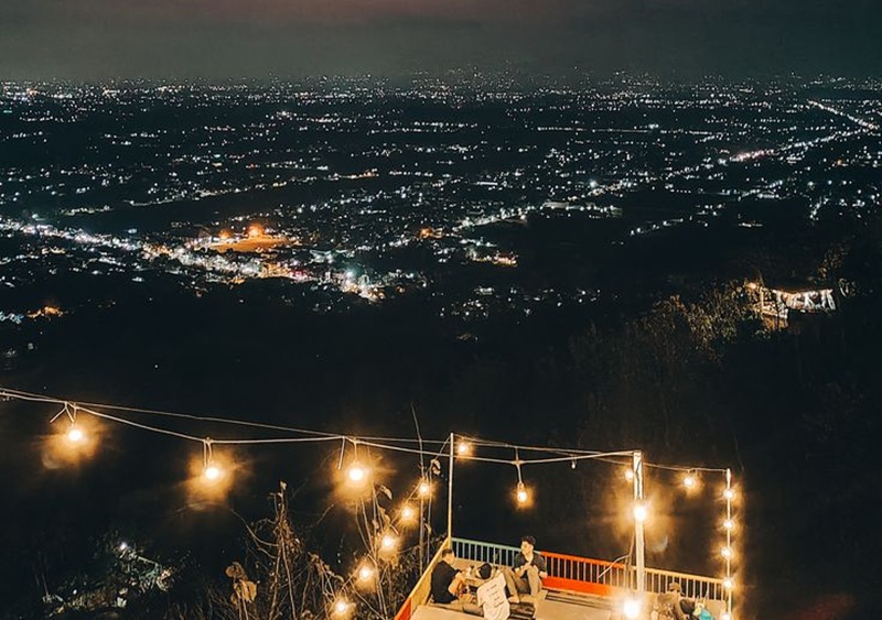 CITY LIGHT: Gemerlap lampu kota dari ketinggian yang selalu bikin hati tenang.