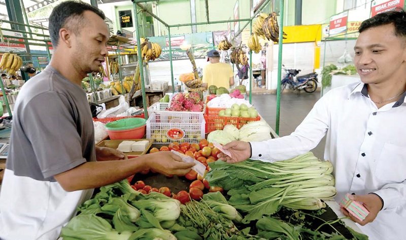 SUMBER PENDAPATAN: Retribusi yang disetor oleh para pedagang di Pasar Rakyat masuk Pendapatan Asli Daerah (PAD) kemarin.