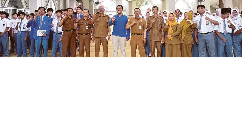 BIJAK BERMEDSOS: Kepala Sekolah Andri Kusdarmanto MPd (tengah) membuka acara JGTS di SMKN 1 Kota Malang, kemarin (8/12).