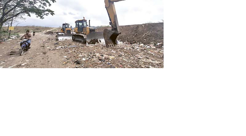 PEMBUANGAN AKHIR: Alat berat pemilah sampah terparkir di TPA Supit Urang kemarin siang. Pemkot matangkan konsep LSDP untuk olah sampah.