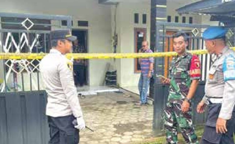 KEJAR TERSANGKANYA: Petugas melakukan pemeriksaan di tempat kejadian perkara pembunuhan di RT 10/RW 02, Dusun Baran, Desa Putat Lor, Gondanglegi, Kamis lalu (11/12).
