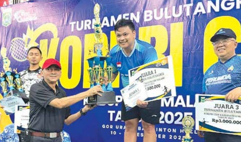 BAKAL DIGELAR RUTIN: Ketua Dewan Korpri Kabupaten Malang Nurman Ramdansyah (topi merah) menyerahkan piala dan piagam kepada salah satu juara dari Dinas Kesehatan (Dinkes).