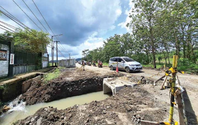PROGRES LAMBAN: Pengerjaan jalan Gondanglegi-Balekambang di Dusun Krajan, Desa Suwaru, Kecamatan Pagelaran diselingi pemasangan duiker (beton drainase menyilang).