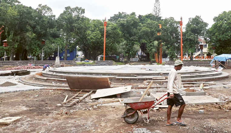 DIKEBUT: Beberapa pekerja memoles area air mancur Alun-Alun Merdeka kemarin (12/12). Titik lain yang digarap adalah area playground.