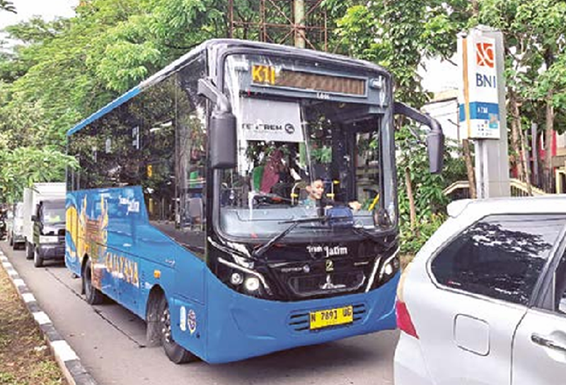 TAMBAH RUTE: Bus Trans Jatim melewati beberapa ruas jalan di Kota Malang kemarin (12/12). Antusiasme masyarakat tinggi, sehingga rutenya bakal ditambah.