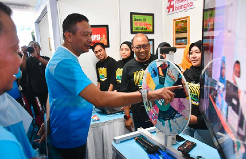 BERANTAS KORUPSI: Wali Kota Malang Wahyu Hidayat meninjau salah satu stan peringatan Hakordia di halaman Balai Kota Malang kemarin (12/12)