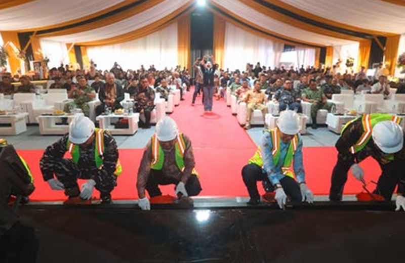 INVESTOR BARU: Wali Kota Malang Wahyu Hidayat dan Bupati Malang H M. Sanusi bersama sejumlah tokoh melakukan peletakan batu pertama salah satu hotel di Bumi Arema.