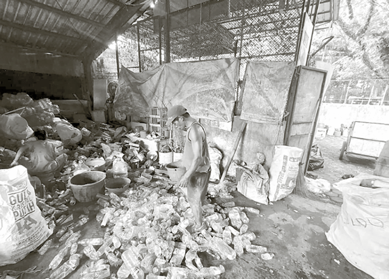 LINGKUNGAN: Seorang petugas memilah sampah di salah satu TPS kemarin (12/12).