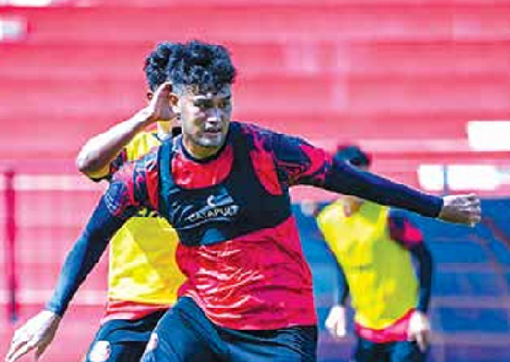 HARUS JAGA KONDISI: Penyerang Arema FC Muhammad Rafli menggiring bola dalam sesi latihan di Stadion Gajayana, Rabu lalu (10/12).