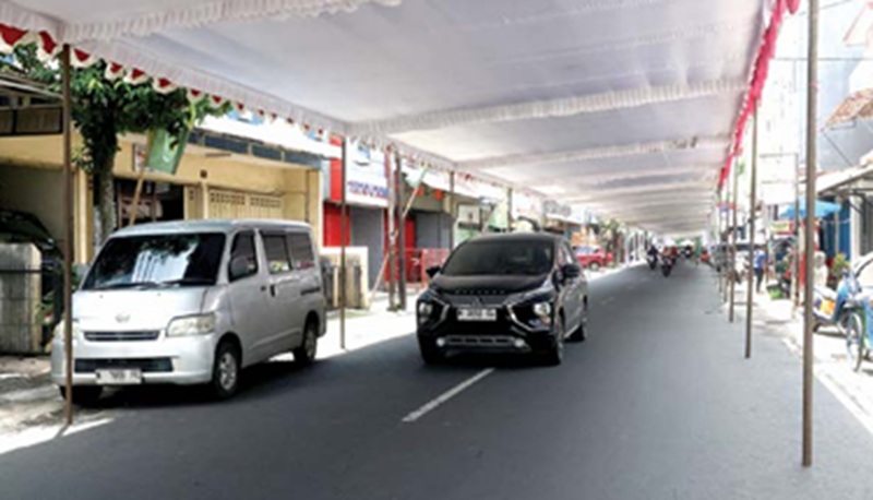 PERSIAPAN HAUL: Jalan Aries Munandar mulai dipasang tenda panjang untuk pelaksanaan Haul Akbar Imamain 2025 kemarin siang.