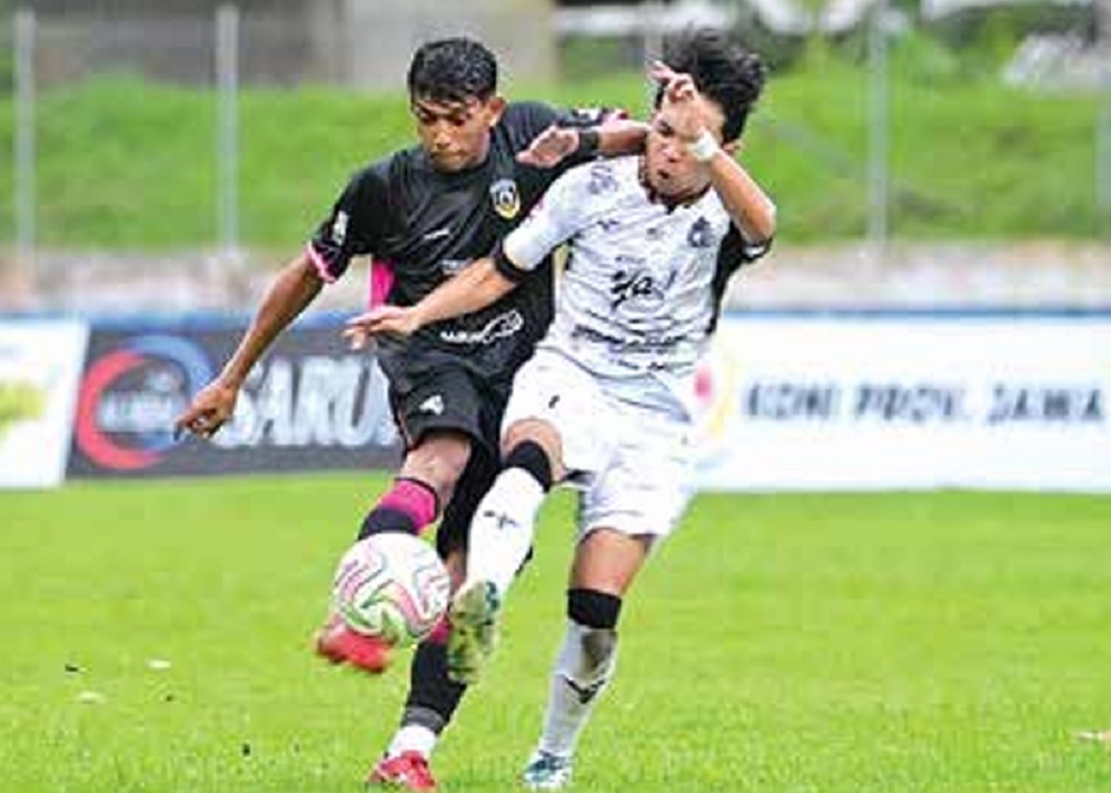 BERBAGI ANGKA: Pemain Malang United (kiri) melepaskan tendangan dalam laga melawan Persekam Malang di Stadion Kahuripan, Kamis lalu (11/12).