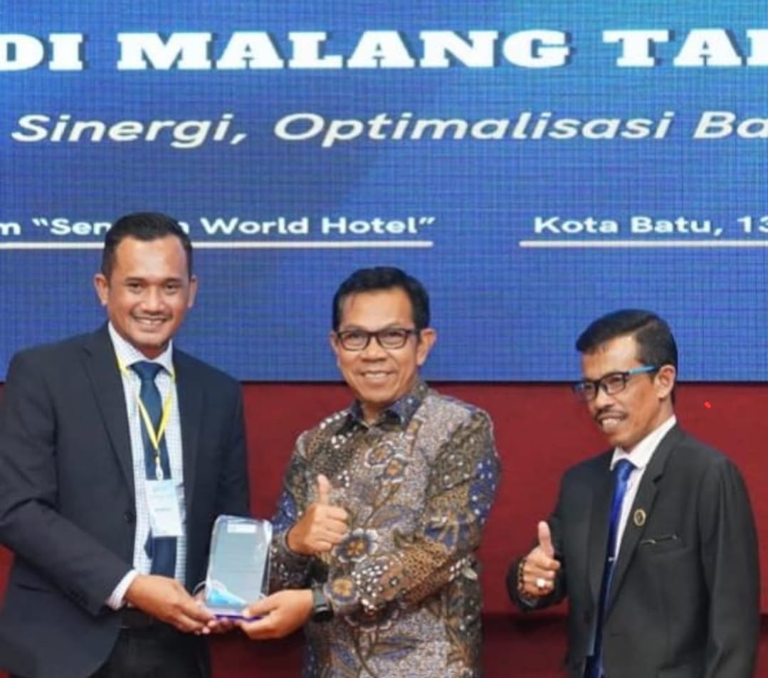 BERI SUPPORT: Wali Kota Batu Nurochman (tengah) menerima kenang-kenangan dari Ketua DPC PERADI Malang, Dian Aminudin, SH, didampingi Ketua Organizing Committee Kayat  Harianto, S.H.