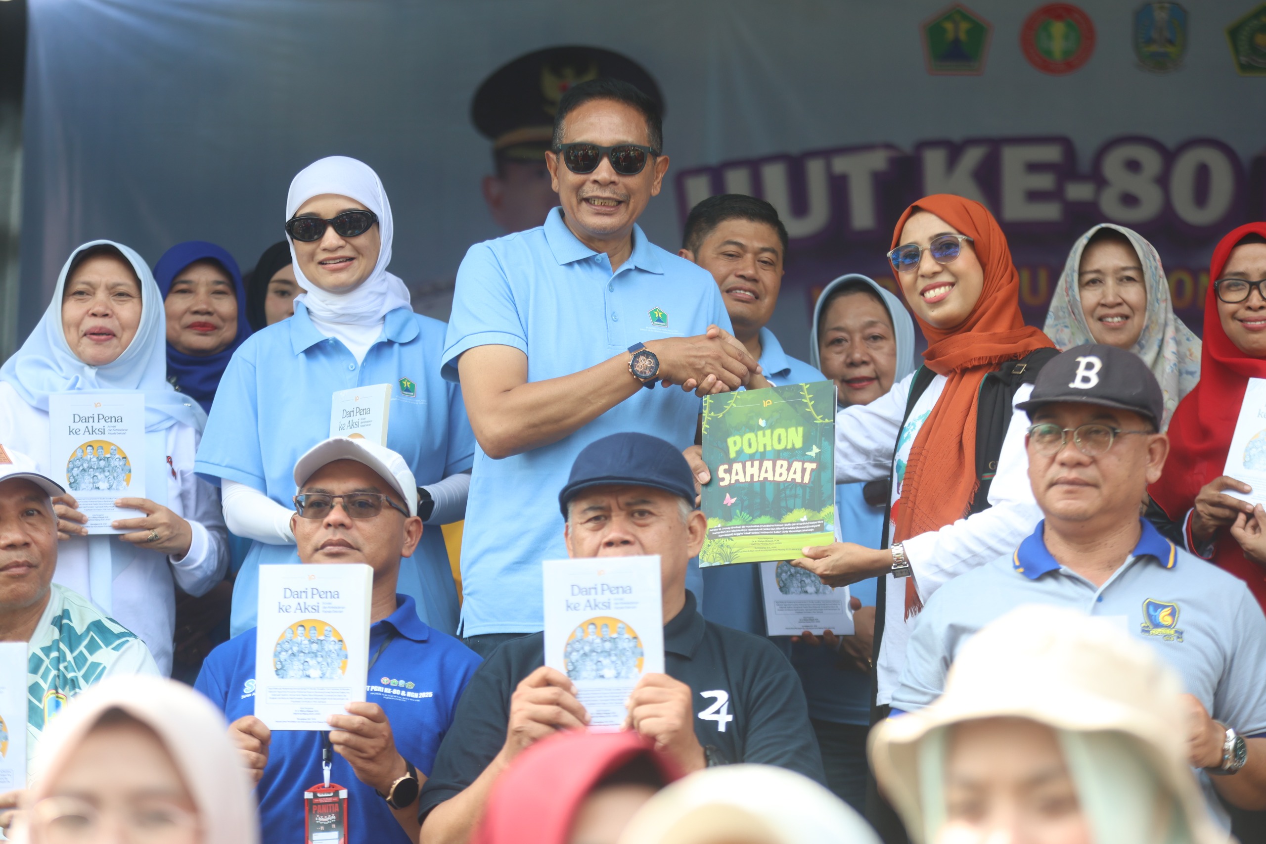 BUKTI KUALITAS PENDIDIK: Wali Kota Malang Wahyu Hidayat, Kepala Disdikbud Suwarjana, dan Ketua DPRD Kota Malang Amithya Ratnanggani Sirraduhita saat launching buku.