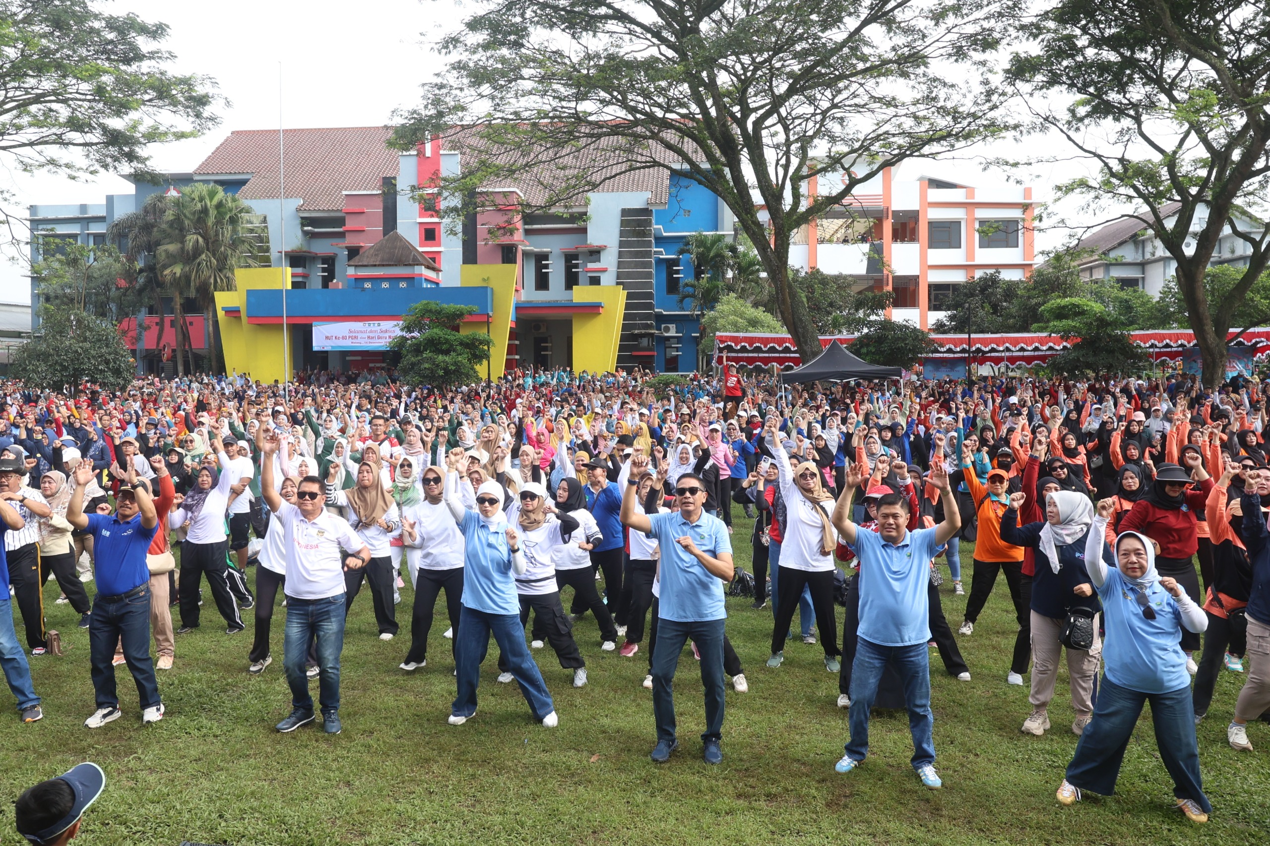SEMARAK: Kegiatan senam bersama saat launching enam buku itu di-launching Wali Kota Malang Wahyu Hidayat di hadapan 7.500 guru dan tenaga kependidikan.