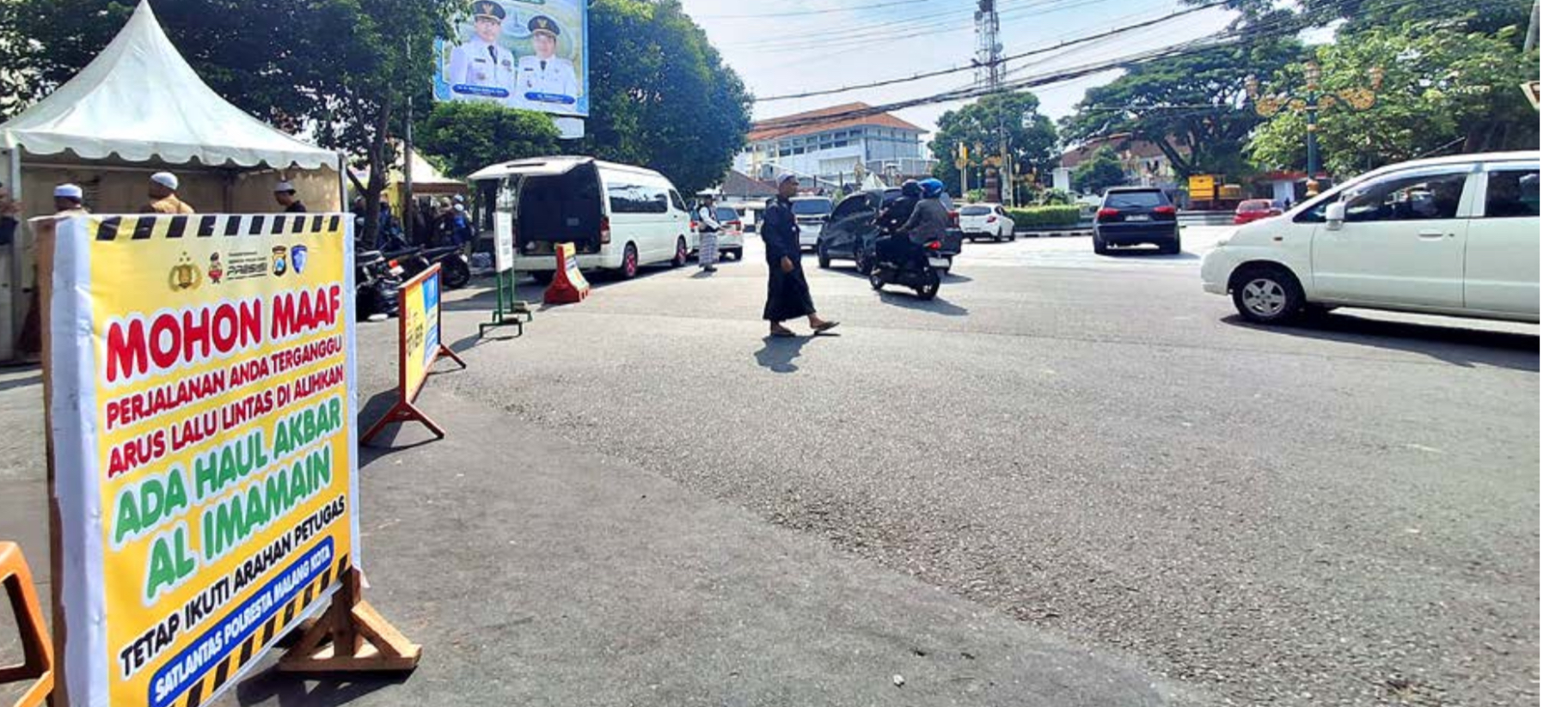 REKAYASA LALIN: Panitia haul akbar mengarahkan kendaraan dari arah Jalan Majapahit ]menuju kawasan Kajoetangan Heritage kemarin.