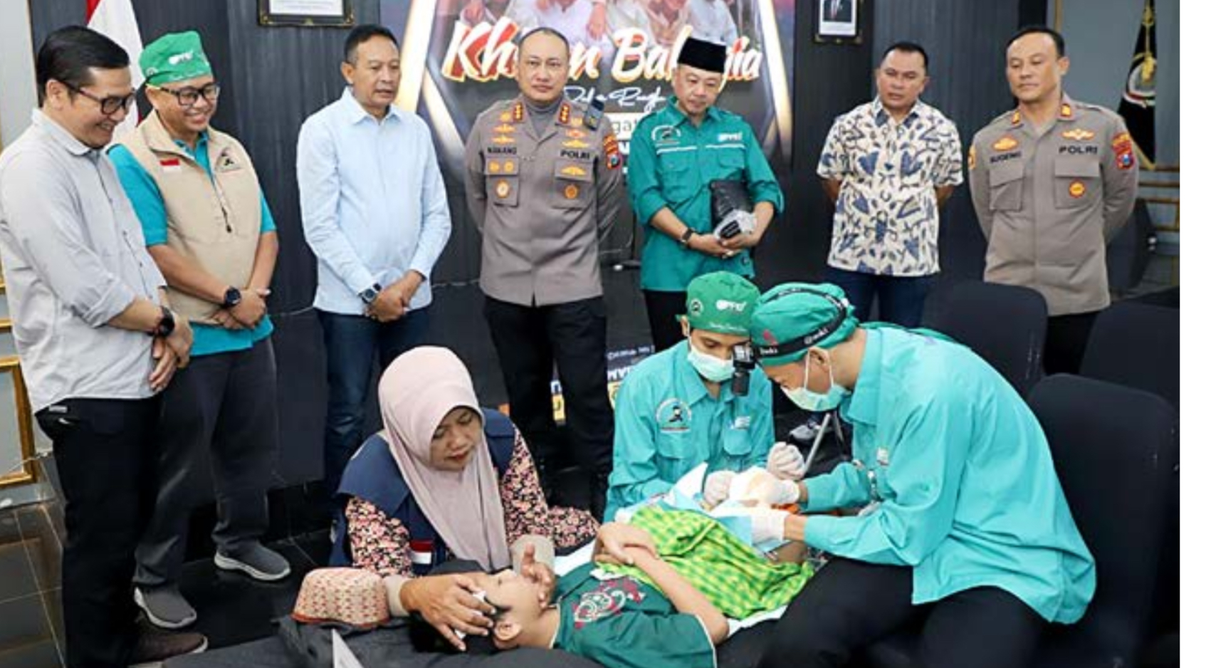 AKSI SOSIAL: Wali Kota Malang Wahyu Hidayat (tiga dari kiri) dan Kapolresta Malang Kota Kombes Pol Nanang Haryono (tengah) menyaksikan salah satu anak yang dikhitan kemarin.