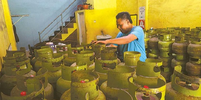 PASTIKAN STOK AMAN: Petugas di Pangkalan LPG Sumiyem di Desa Kebonagung, Pakisaji menata tabung-tabung ukuran 3 kilogram, beberapa hari lalu.