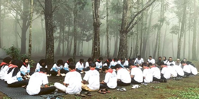 LAPTOP MASIH DIINSTAL: Siswa-siswi Sekolah Rakyat Terintegrasi (SRT) 47 makan bersama di sela-sela latihan dasar kepemimpinan di Wisata Coban Rondo, Pujon, akhir November lalu.