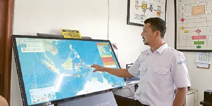 SERING TERJADI: Petugas BMKG Stasiun Geofisika Kelas III Malang rutin memantau hasil sensor yang tersebar di beberapa titik.