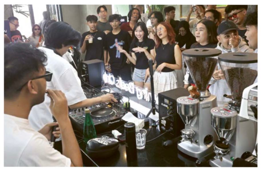 PECAH: DJ memainkan lagu ketika coffee party dengan disambut animo pengunjung yang datang di kafe Robucca.