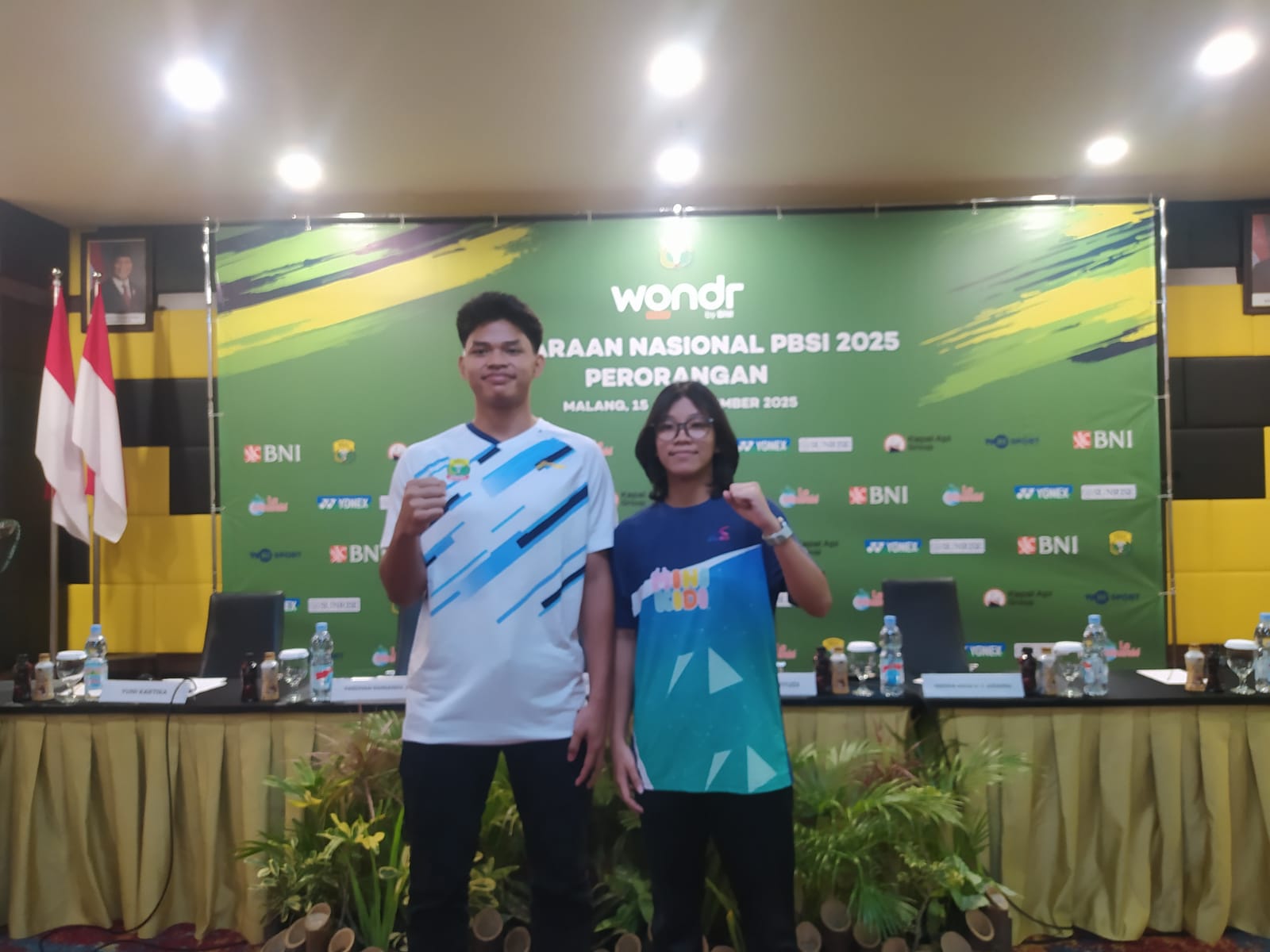 SIAP BERLAGA: Unggulan satu sektor tunggal Taruna Putra Fardhan Rainanda Joe dan Pebulu Tangkis Jawa Timur Fiersha Aulia Shafa Azzahra (kanan) siap memberikan terbaik di BNI Kejurnas PBSI 2025.